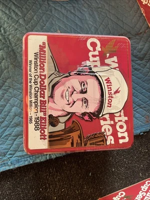 Million Dollar Bill Elliott Winston Cup Tin Set Camisa y Sombrero De Colección. Foto 1 de 3