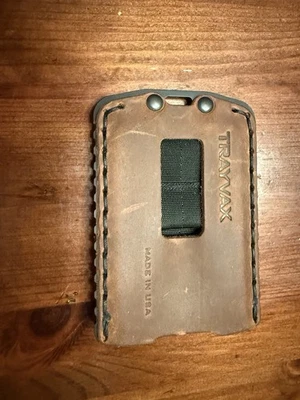 Cartera Trayvax Ascent negra, cuero marrón tabaco Foto 1 de 2