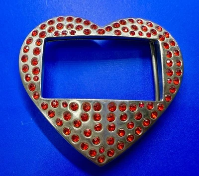 Hebilla de cinturón acentuada con diamantes de imitación rojos en forma de corazón con letras artesanales centrales en blanco Foto 1 de 4