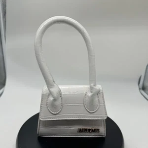Bolso Jacquemus de cuero en relieve con asa superior - ENVÍO GRATUITO - Imagen 1 de 6