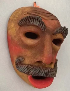 MASCHERA SCULTURA ARTISTICA REALIZZATA A MANO IN TERRACOTTA 17 x 23h cm - Foto 1 di 3