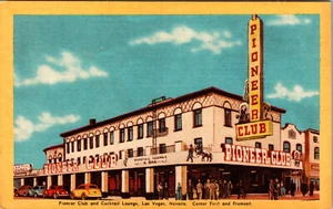 LAS VEGAS, NEVADA - PIONEER CLUB & LOUNGE - FREMONT STREET - LINEN POSTCARD - Picture 1 of 2