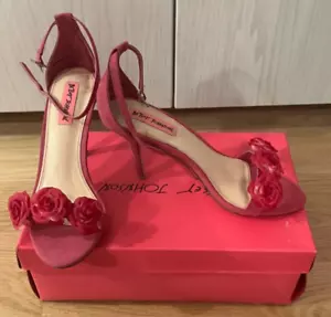 Nuovo con scatola Betsey Johnson Bromme fucsia scamosciato cinturino alla caviglia tacco alto donna 7,5 - Foto 1 di 13