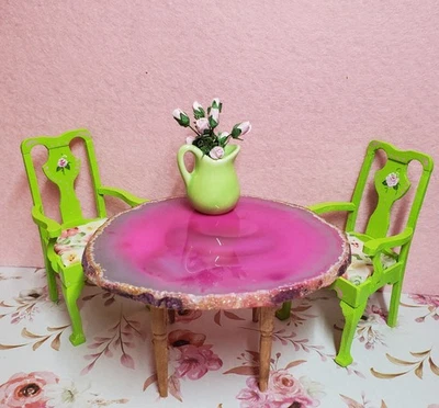 Mesa y sillas miniatura para casa de muñecas rosa glamoroso  Foto 1 de 4