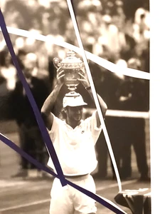 FOTO ANDRE AGASSI VINTAGE S/W PHOTO RARE 8X10 HOLDING TROPHY - Bild 1 von 1