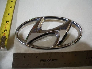 HYUNDAI OVAL H EMBLEM BAGDE CHROME OEM ORIGINAL - Foto 1 di 2
