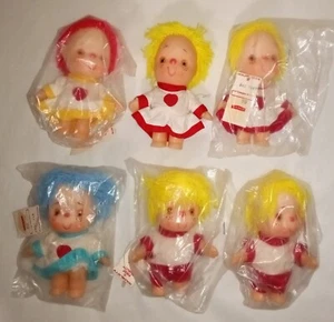 Goldblatt's 6 Gummi Puppe Ornamente 4,5" Mädchen/Jungen Mopp Haare Kleidung Preisschilder - Bild 1 von 14