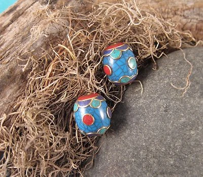 Paquete de 2 cuentas cilíndricas ovaladas tibetanas de latón rojo azul Zen Canyon grandes Foto 1 de 4