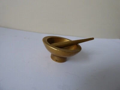 Petit mortier en laiton avec pilon - Photo 1/4