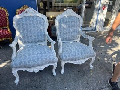 Par de sillones grandes pintados a mano estilo antiguo francés Foto 1 de 4