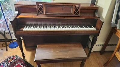 Piano vertical Story & Clark 512992 con banco a juego - Usado en buen estado Foto 1 de 4