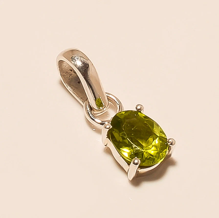 Colgante de plata de ley 925 maciza de 1,10 Gm con piedra preciosa de peridoto natural Foto 1 de 1