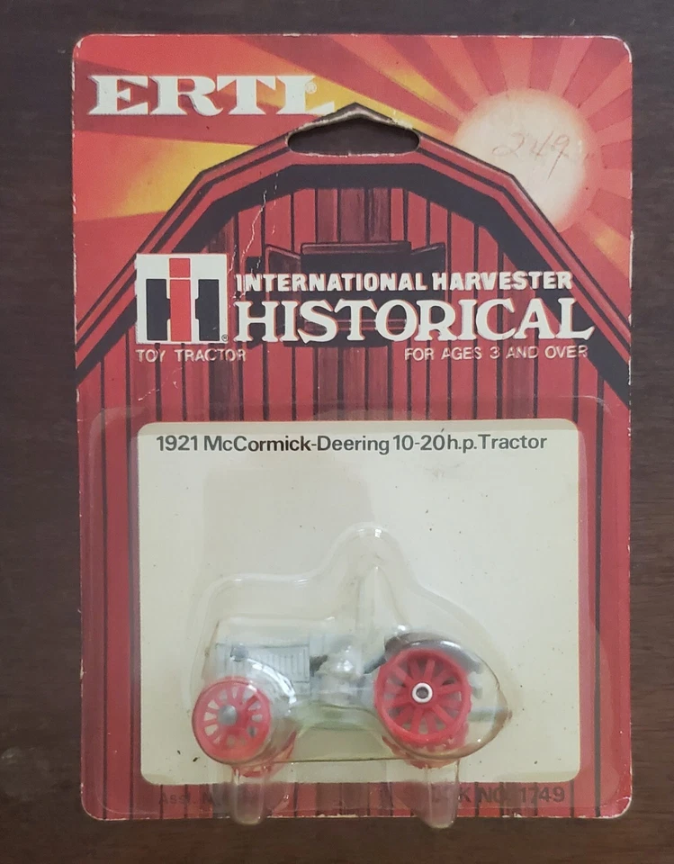 Tractor diecast Ertl 1921 McCormick-Deering 10-20 1/64 nuevo en paquete Foto 1 de 2