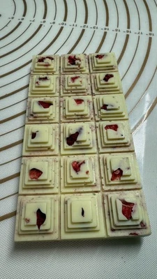 Barra de chocolate blanco fresa pirámides 3D dulce y agrio arte de postre de lujo 160 g. Foto 1 de 4