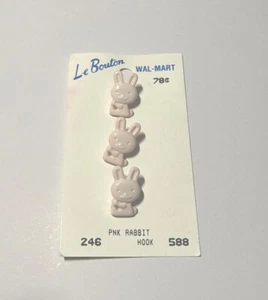 Vintage Le Bouton Knöpfe 3 (3D) Hasen - gekrempelt #246 3/4" rosa Kaninchen Haken Neu aus altem Lagerbestand - Bild 1 von 2