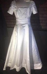 NICE BEADED Demetrios Short Sleeve Petite Size 8 WHITE Wedding Dress W/ Train - Picture 1 of 12