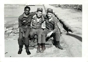 Foto instantánea en blanco y negro 1960 Corea Estados Unidos Soldados del Ejército de los Estados Unidos Amigos posando en sacos de arena - Imagen 1 de 2