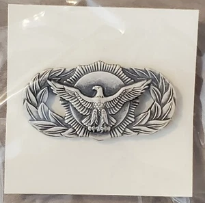 USAF AIR FORCE BASIC SECURITY POLICE QUALIFICATION PIN FULL SIZE NIP 1980s BADGE - Picture 1 of 2
