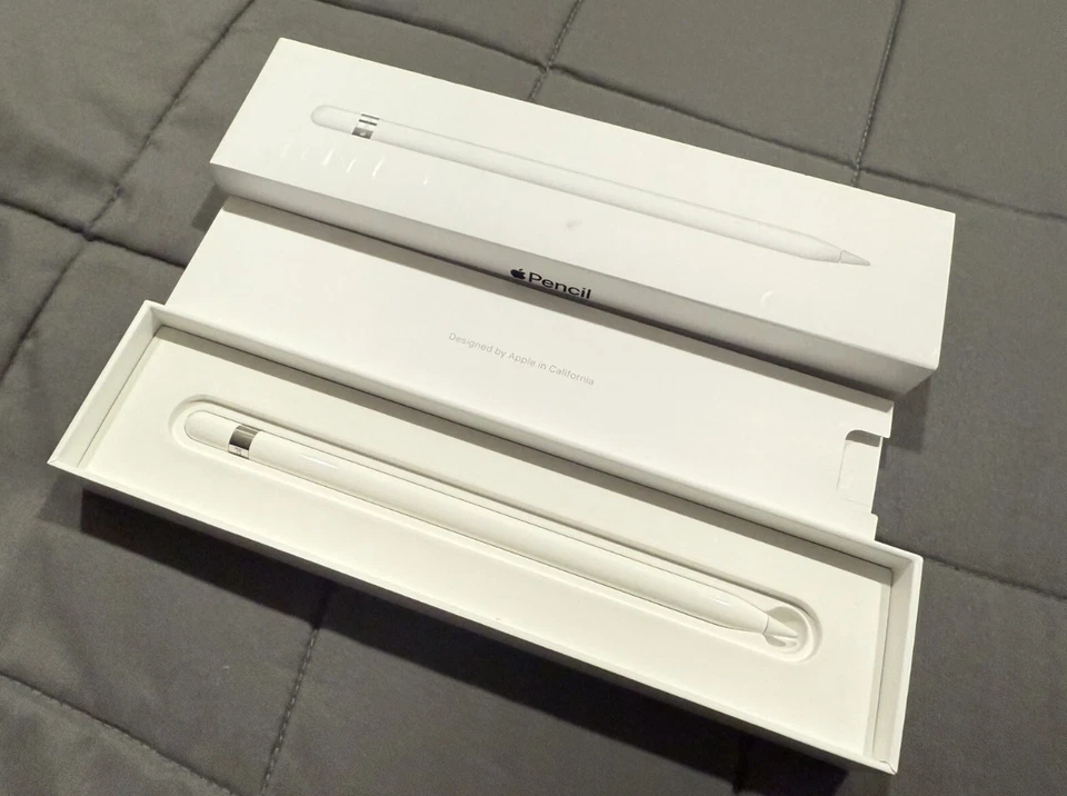 Apple Pencil (1st Generation) with USB-C to Apple Pencil Adapter iPad Stylus UK - Image 1 of 4