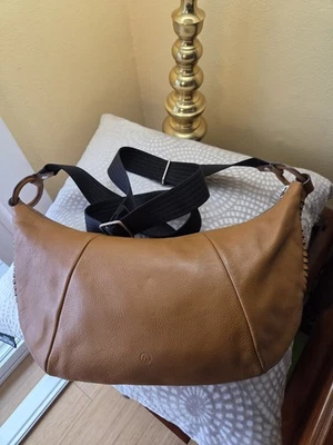 Cartera de cuero Treasure Bond estilo media luna apreciada Foto 1 de 4