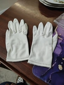Vintage 1950s White Pearl Beaded Hem Nylon Gloves - Picture 1 of 8