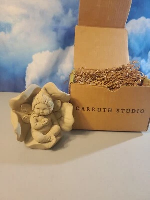 Placa de pared de jardín de piedra Carruth Studio bebé niño hada con flor Ladybug Foto 1 de 4