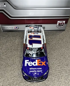 Denny Hamlin firmato 2021 FedEx Where Now Meets Next 1:24 pressofuso NASCAR certificato di autenticità automatico - Foto 1 di 4