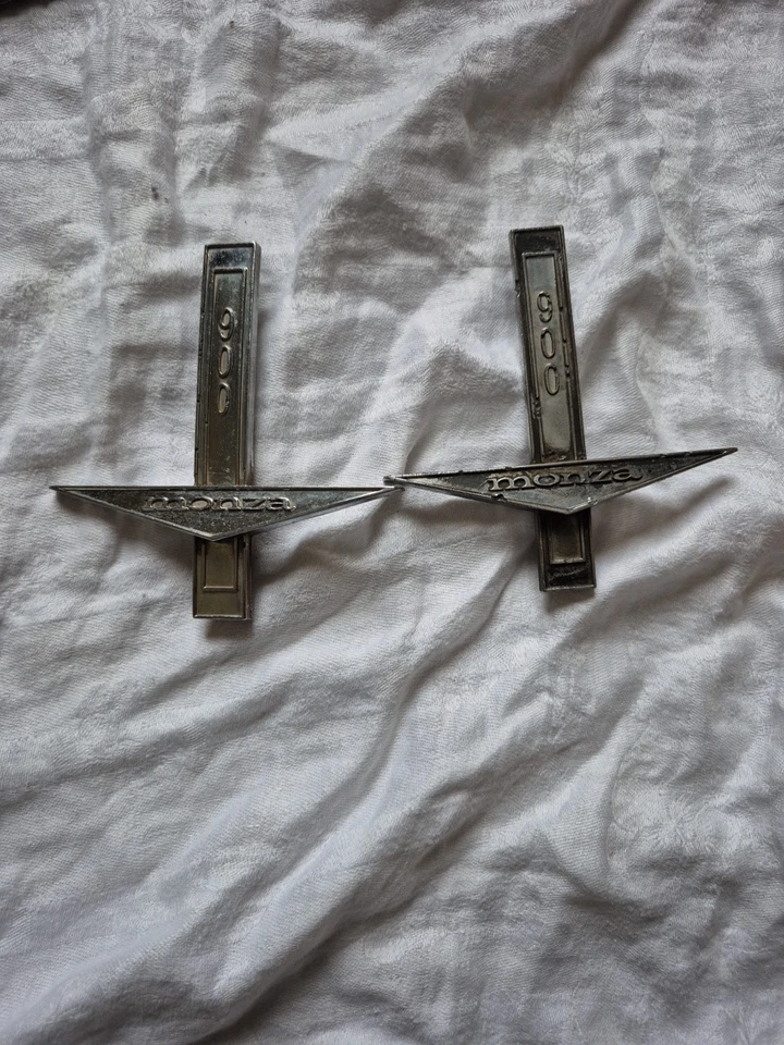 Chevrolet Corvair Monza 900 1960 guardabarros lateral emblema insignia original  Foto 1 de 4