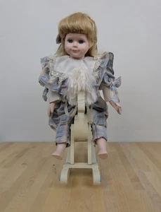 Vintage 1990er "Amy mit ihrem Schaukelpferd" Porzellan Puppe ABC Vertrieb #16770 - Bild 1 von 9