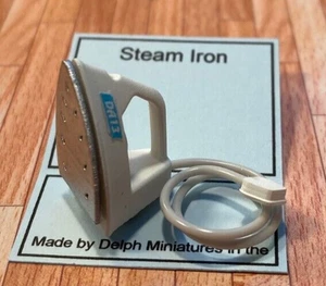 Plancha de vapor miniatura para casa de muñecas hecha a mano por Delph Miniatures - Imagen 1 de 3