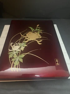 "Caja estacionaria japonesa de laca roja con diseño floral 12"" X 9""" - Imagen 1 de 16