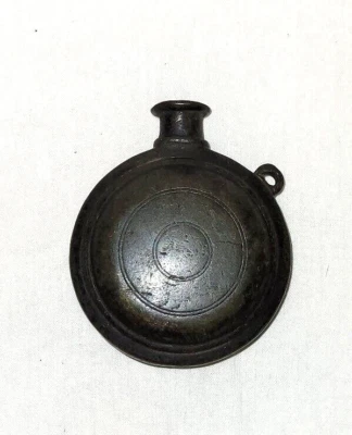 Frasco de pólvora de bronce de forma redonda islámica mogol de colección Barudani Foto 1 de 4