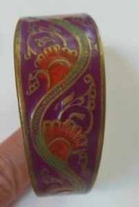 Brazalete de latón esmaltado púrpura, verde y rojo vintage firmado hecho a mano en la India - Imagen 1 de 5