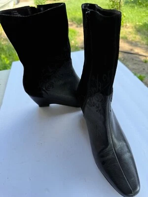Laura Ashley Women Black Boots Sz 9 - Image 1 of 4