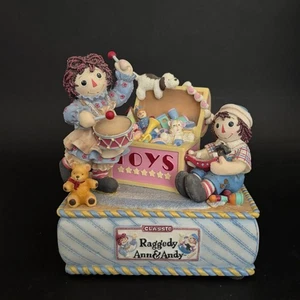 Caja de música vintage Raggedy Ann & Andy "Toychest" San Francisco Music Box Company - Imagen 1 de 6