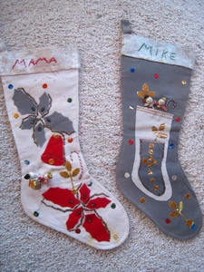 2 Vintage 50er Weihnachtsstrumpf Filz Applikation Kitsch Handarbeit Pailletten Chenille - Bild 1 von 8