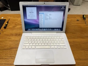 MacBook White 4,1 - C2D 2.1GHz - 1GB RAM- 120GB SSD (GOOD SHAPE) - Picture 1 of 5