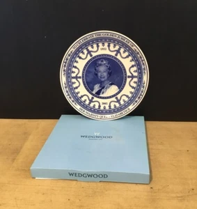Daily Mail Queen Elizabeth II Golden Jubilee Wedgewood Plate 1952 - 2002 + BOX - Picture 1 of 13