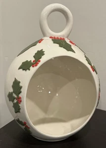 Diorama natalizio vintage alto 9,75" grande crema e agrifoglio ceramica ornamento da tavolo - Foto 1 di 8