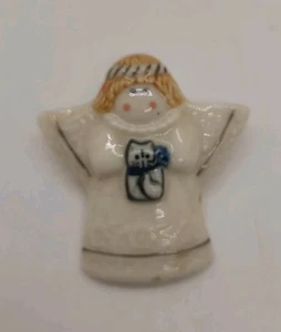 Keramik Engel mit Katze Brosche Anstecknadel groß 2 x 2 cm groß Engel oder Katzenkern  - Bild 1 von 5