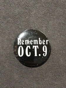Spilla pulsante vintage Remember 9 ottobre McGovern Nixon guerra del Vietnam protesta - Foto 1 di 2