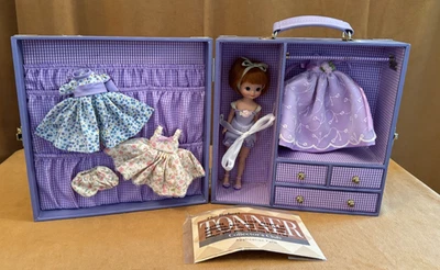 Tonner Betsy McCall minúsculo conjunto de presente lilás e renda boneca da moda BC6301 NOVO NA CAIXA roxo - Imagem 1 de 4