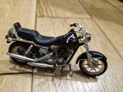 Maisto 1 18 Harley Davidson Sturgis Dyna Glide Motorcycle Black - Image 1 of 4