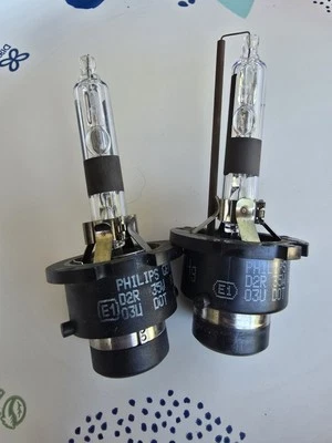 D2R 35W x2 NEW HID XENON HEADLIGHT BULBS  PAIR PHILIPS  - Image 1 of 4