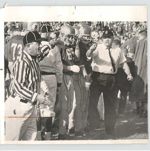 Entrenador de FÚTBOL OHIO Buckeyes Woody Hayes argumenta con foto de prensa Ref 1962 - Imagen 1 de 2