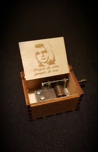 Boîte à musique en bois France Gall Poupée de cire, de son - Personnalisable - Photo 1/6