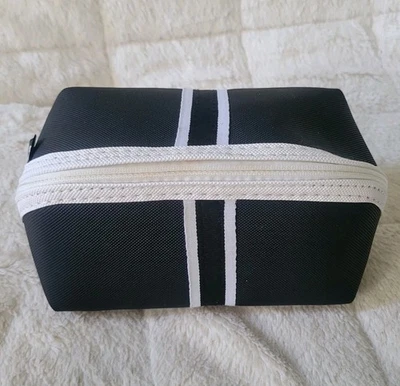 Bolsa de cosméticos para mujer Saks Fifth Avenue bolsa de viaje de maquillaje 6 x 3 x 3 pulgadas Foto 1 de 4