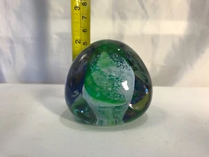 PISAPAPELES CAITHNESS GUIJARRO VIDRIO PÚRPURA BLANCO Y VERDE REMOLINOS - Imagen 1 de 4