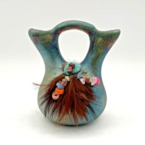 Jeremy Diller Iridescent Raku Wedding Vase with Feathers & Stones - Imagen 1 de 7