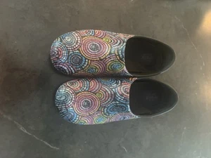 Crocs Rainbow Circles Damen Clog rutschfest Gr. 7 W keine Risse oder Risse. - Bild 1 von 6